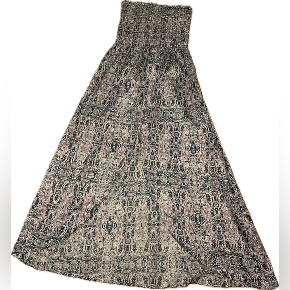 Elegant Paisley Strapless Dress with Slit